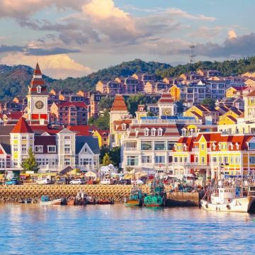Khám phá chi tiết thành phố cảng Đại Liên: Hãy trải nghiệm chuyến đi trên xe điện cổ điển để khám phá ngôi làng kiểu châu Âu với những gam màu pastel và những con phố Nga thanh lịch. 🚊✨