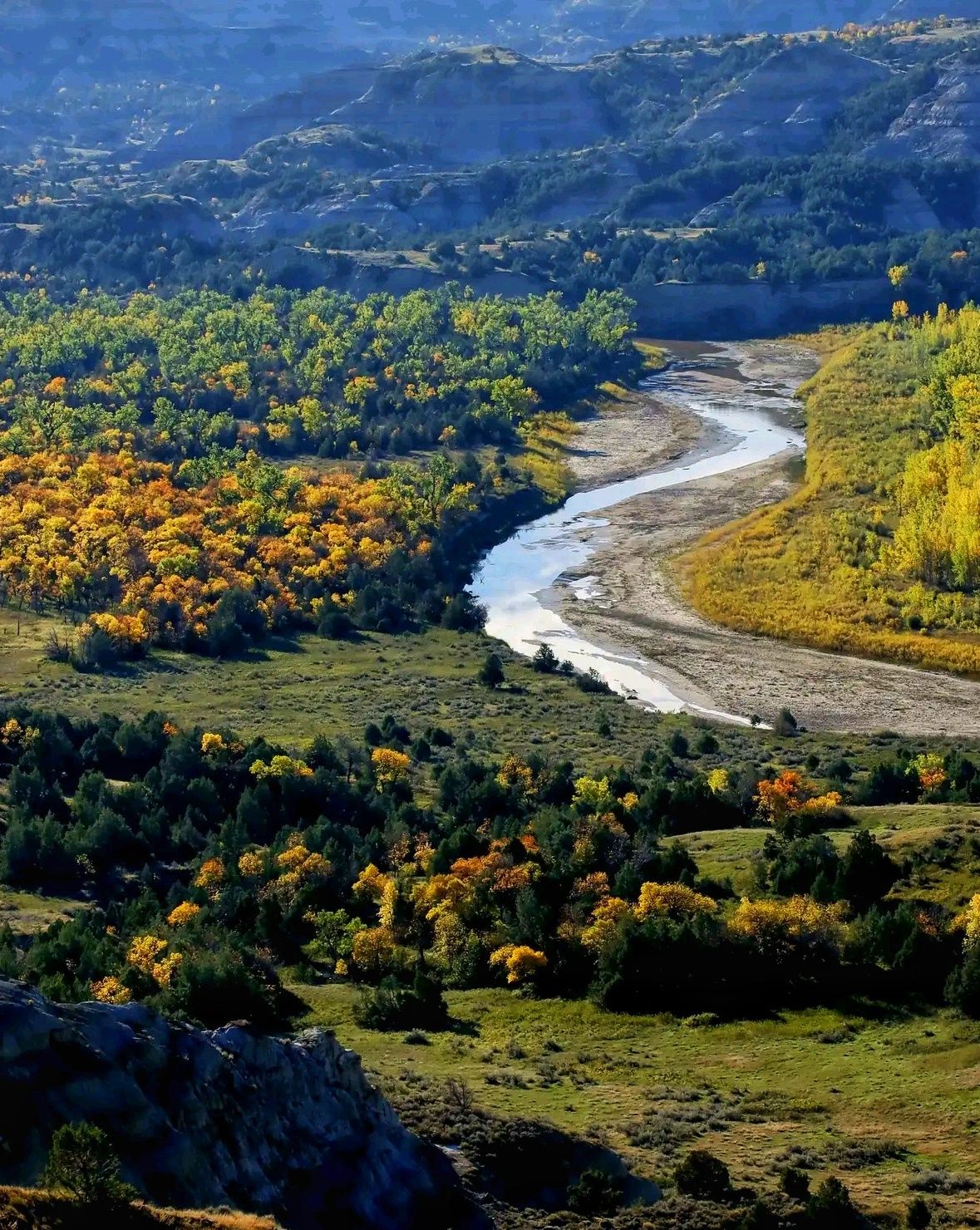 🍂🦬 Autumn Wonders at Theodore Roosevelt National Park: Where the Badlands Come Alive 🌄