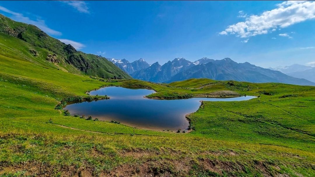 Danau Koruldi, Georgia — Surga Tersembunyi di Atas Awan

Terletak tinggi di Pegunungan Kaukasus yang megah, Danau Koruldi adalah tempat di mana alam mengungkapkan keindahannya yang paling damai dan menakjubkan. Terletak di dekat Mestia di wilayah Svaneti, Georgia, danau-danau alpine yang indah ini dikelilingi oleh puncak-puncak gunung yang dramatis, langit yang tak berujung, dan pemandangan menakjubkan yang tampak seperti berasal dari mimpi.

Air yang tenang menciptakan pantulan indah dari pegunungan di sekitarnya, sementara siluet Gunung Ushba yang megah menambah sentuhan dramatis pada pemandangan. Setiap sudut menawarkan perspektif yang berbeda, menjadikan destinasi ini surga bagi fotografer dan pecinta alam.

Yang membuat Danau Koruldi benar-benar istimewa adalah suasananya yang tenang dan pesona pegunungan yang masih alami. Jauh dari kebisingan kota-kota yang sibuk, tempat ini mengajak para pelancong untuk bersantai, bernapas dalam-dalam, dan menghargai keindahan sederhana dari dunia alam.

Bagi siapa pun yang mencari pemandangan luar biasa dan petualangan pegunungan yang tak terlupakan, Danau Koruldi adalah destinasi yang memikat hati dan tetap terukir dalam ingatan lama setelah perjalanan berakhir.

#DanauKoruldi #PerjalananGeorgia #Svaneti #Mestia #PegununganKaukasus #SurgaPegunungan #FotografiAlam #PermataTersembunyi #MomenPerjalanan #perjalanan2026 #rencana perjalananku #perjalanan