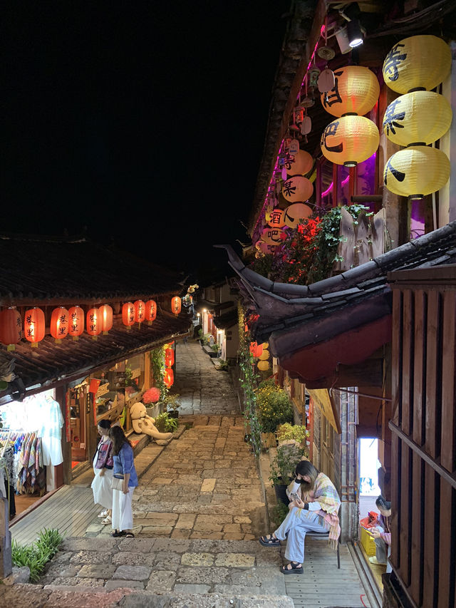 Shopping in the hustle and bustle of Qingming Shanghetu in Lijiang