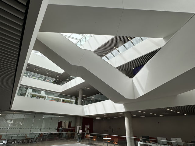 Halifax에서 가장 현대적이고 특이한 Halifax Central Library