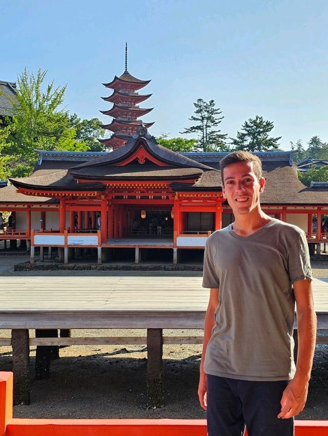 Itsukushima Shrine – The Floating Torii Gate of Japan ⛩️🌊