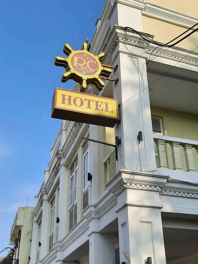 “Riverside Retreat: Roomy, Convenient & Charming”