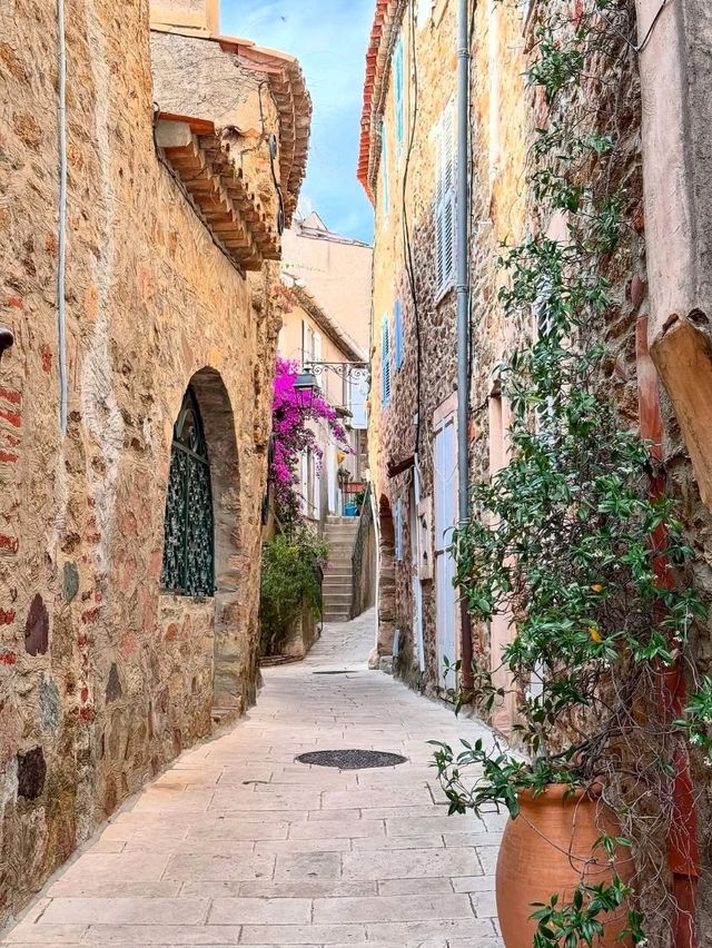 🌿 Gassin: A Hilltop Jewel Overlooking the Glamour of Saint-Tropez 🇫🇷✨