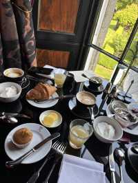 More than 300 years old historic, old-style English 5star hotel in Edinburgh 