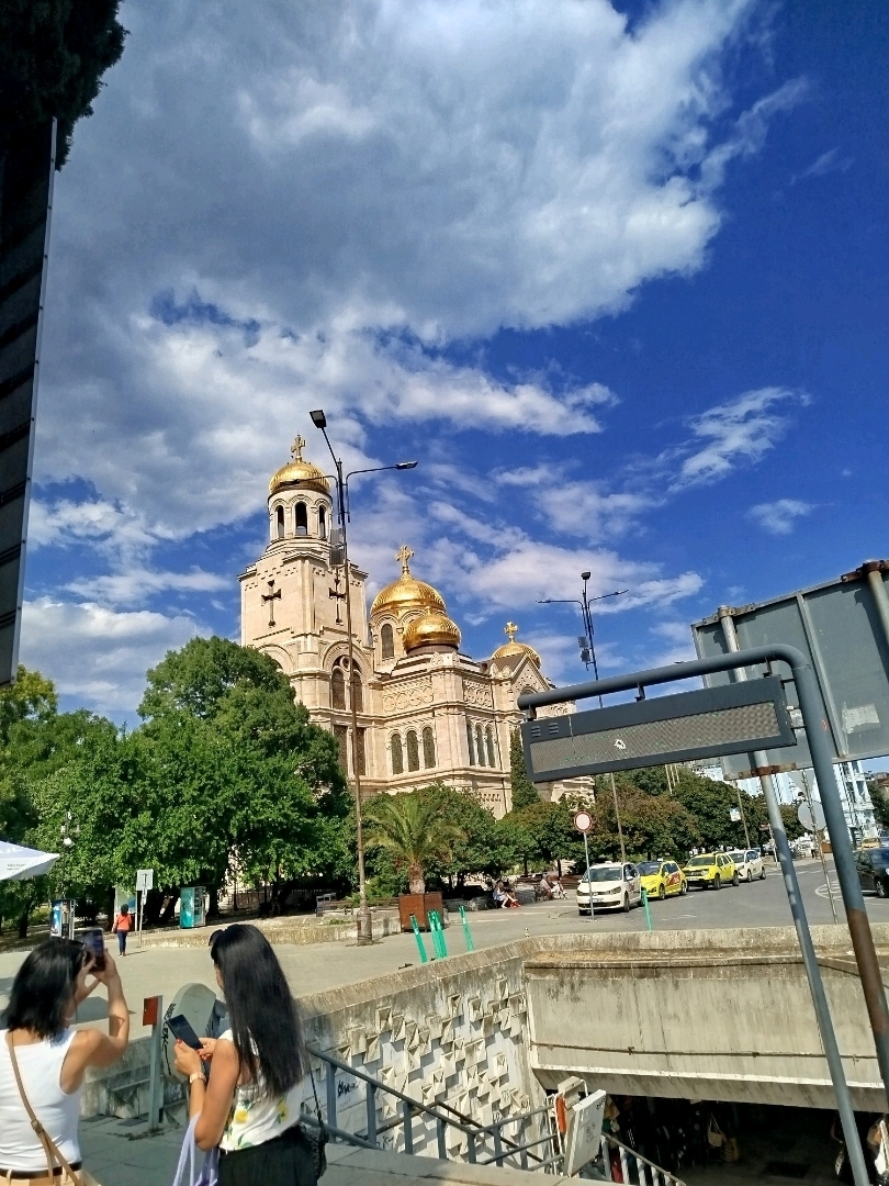 Dominasi Varna atas katedral Dewi Ibu.