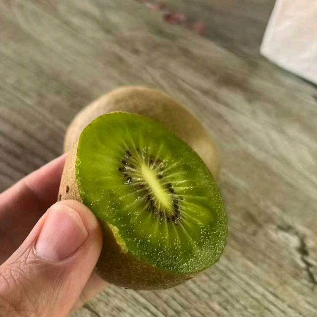 Harvesting Kiwis in Fengyu Village, Shaanxi 🍃🥝🐓
