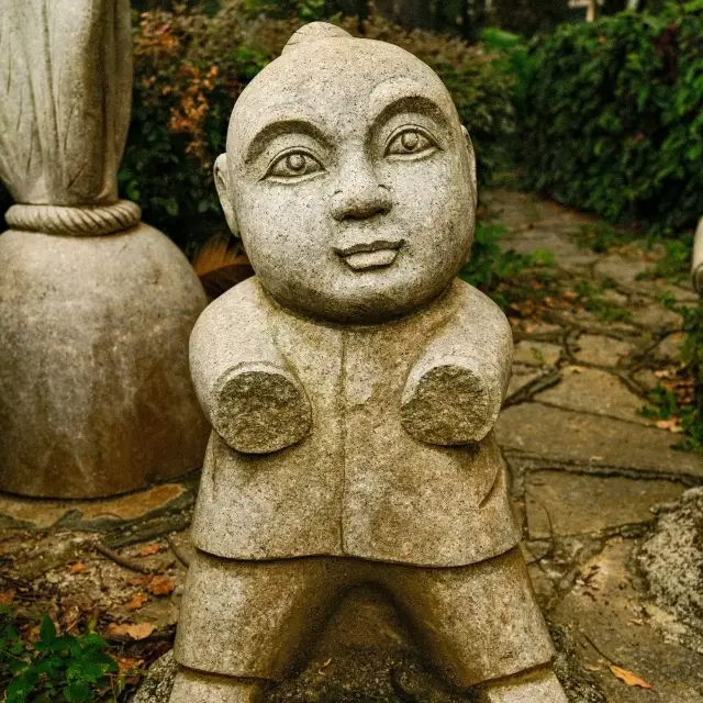 森林中的石像 – 陽朔公園的寧靜雕像 