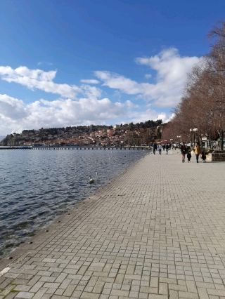 เดินเล่นริมทะเลสาบแดดสดใส☀️