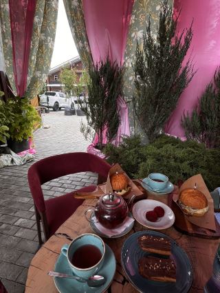 Tyumen: Burgers and coffee in a beautiful location 🌿