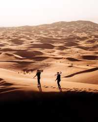 No Ski Slopes? No Problem: Sandboarding in the Desert with @eagletoursdubai 🤪