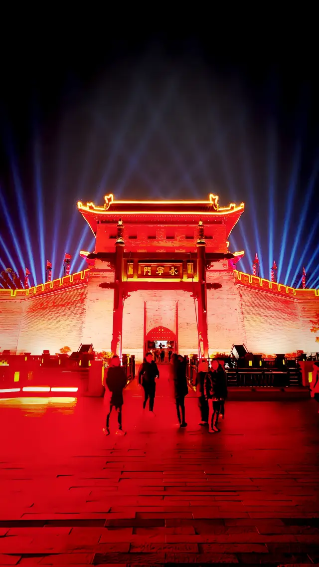 เมือง C มีแผนการเดบิวต์ | ประตูยงนิ่งของกำแพงเมืองซีอันในยามค่ำคืน