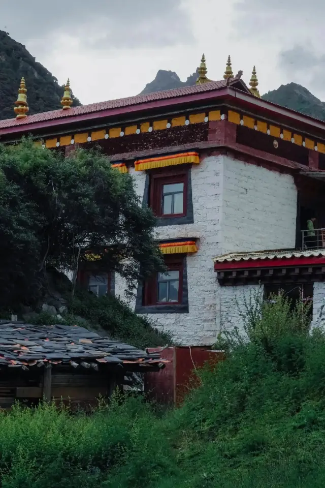 เที่ยวรอบๆ เฉิงตู | วัดหลังร้อยปีที่รากเขาเทพ