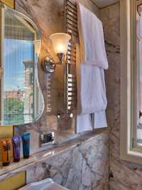 🌟 Venice Views & Luxe Stays 🛎️✨