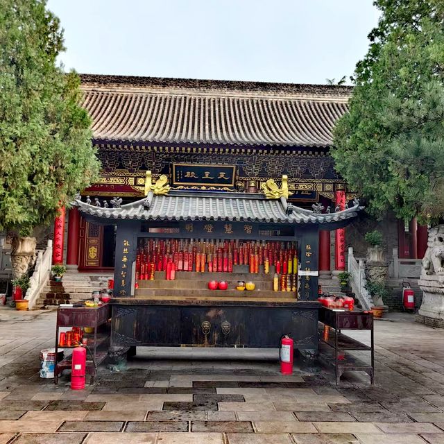 香積寺  不知香積寺，數里入雲峰。