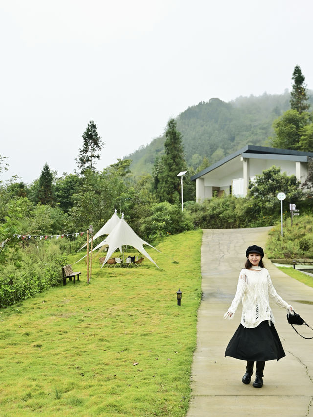在峨眉山！金頂對面的寶藏私湯民宿！。