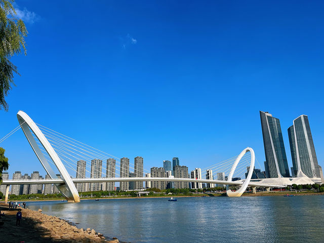 江南佳麗地 金陵帝王州。