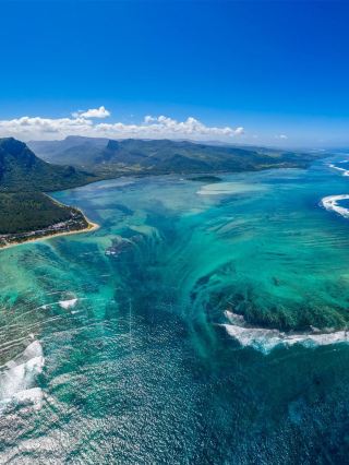 Travel guide for Seychelles and other countries in autumn. 