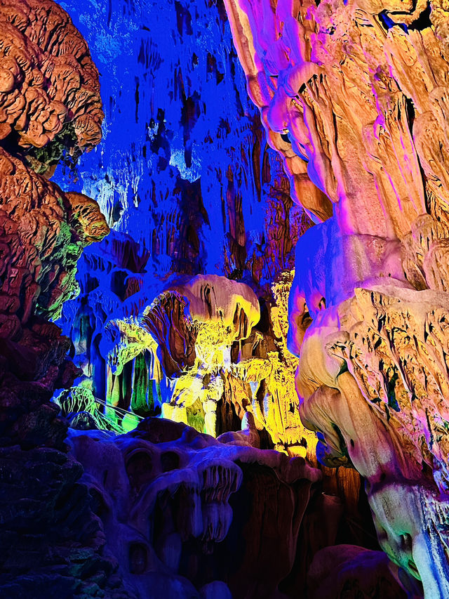 Mesmerizing Cave in Guilin! 🇨🇳