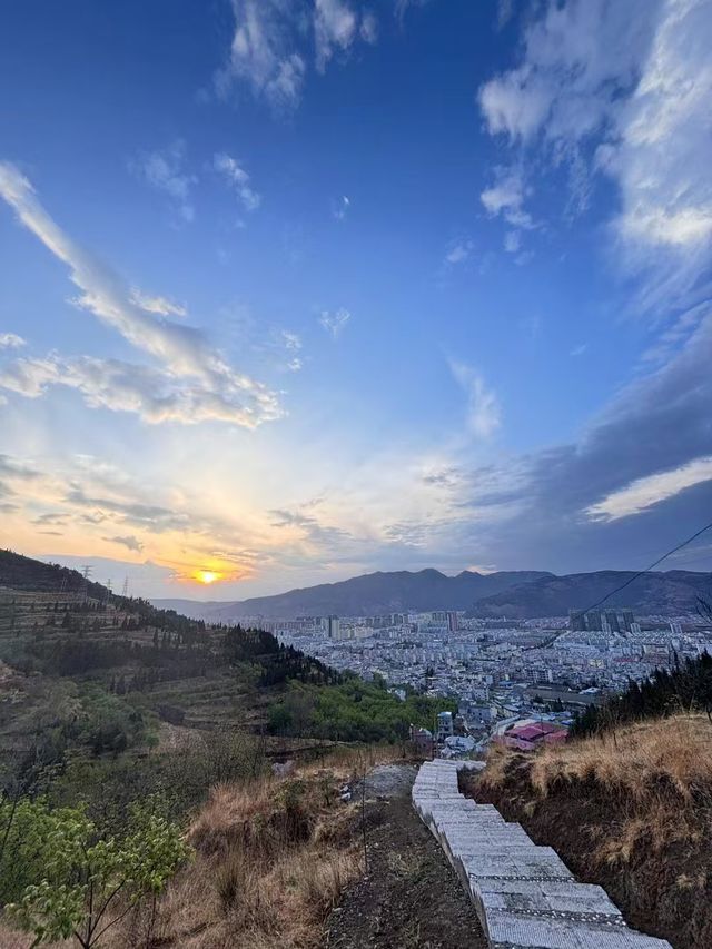 會澤金鐘山日落之旅：邂逅一場城市的溫柔暮色