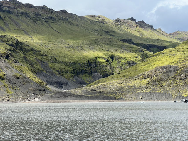Waterfalls, Craters, and The Blue Lagoon: Six Must-See Spots in Iceland 🇮🇸 🌋 
