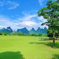 【桂海晴嵐】在山峰環抱的大草坪裏感受自然