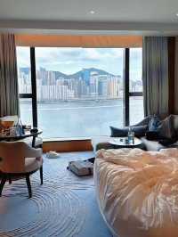 香港🇭🇰！！瞓醒就見到180°絕美維港海景🌊真係抵到爛！瞓醒就能望到維多利亞港，究竟係咩體驗哇❓✨