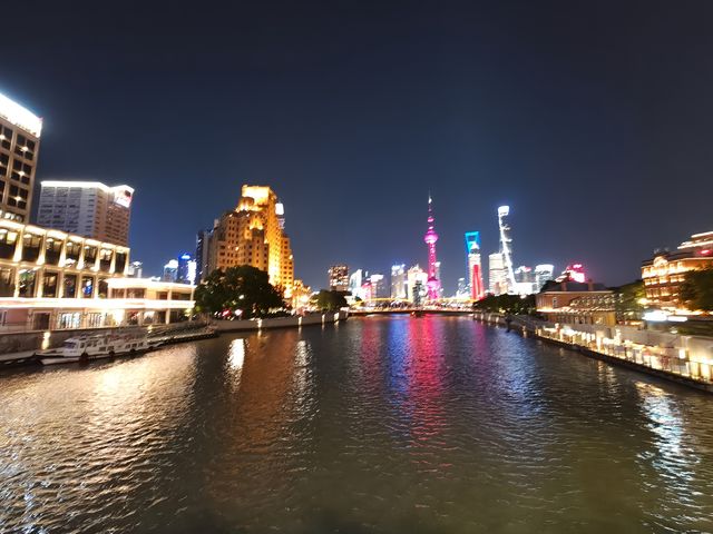來上海唔好錯過呢條絕美夜景觀賞路線!沿住蘇州河一路漫步到外灘,真係太浪漫喇💕 來上海唔好錯過呢條絕美夜景觀賞路線!沿住蘇州河一路漫步到外灘,真係太浪漫喇💕