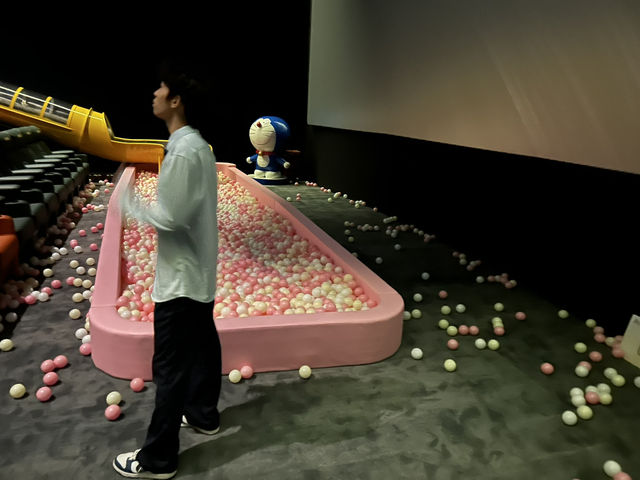 🎬 帶娃看電影福音！有球池和溜滑梯的夢幻電影院 🍿