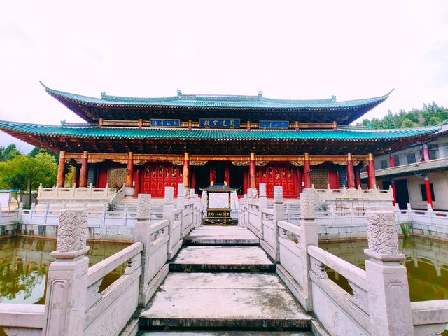探索滇南始建於清康熙九年（1670年）的寶華禪寺，在個舊遇見老陰山的禪意時光 這座藏身於紅河州的