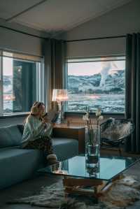 冰島黃金圈自駕，在熔岩荒野泡溫泉看極光