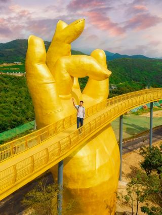 Foshou Covered Bridge: "Touch this golden hand, and 'grasp' all the happiness in the second half of the year" 