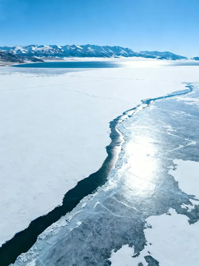 救命！新疆賽里木湖冬日美到失語 藍冰