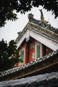 坐在祖廟的紅牆下，我拍到了佛山的魂。