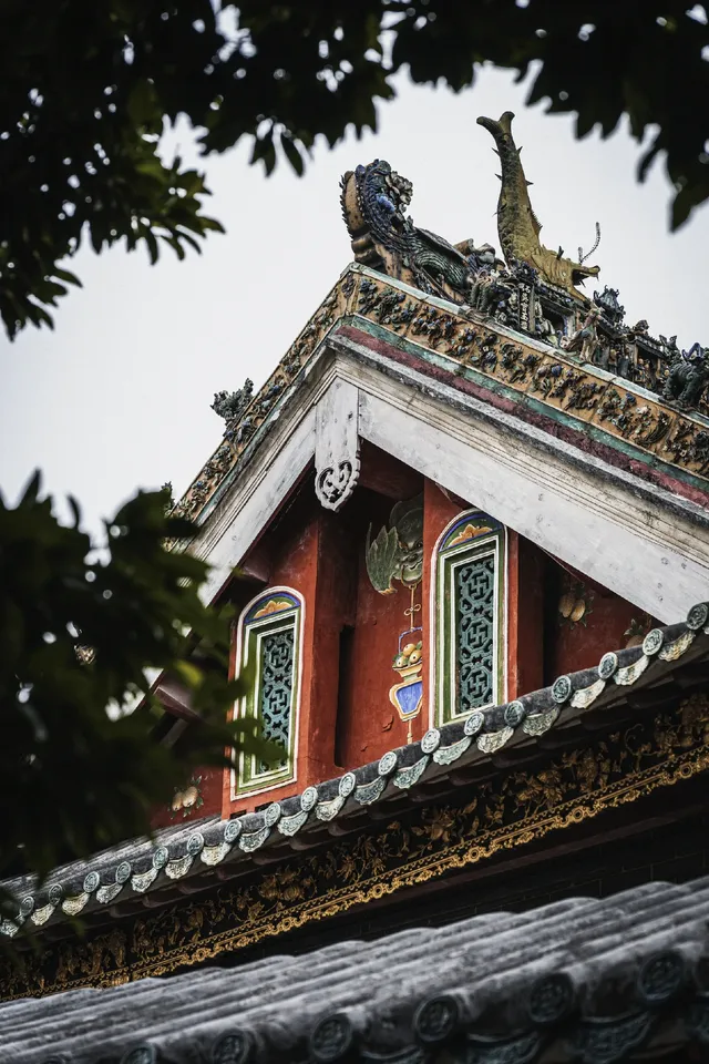 坐在祖廟的紅牆下，我拍到了佛山的魂。