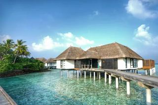 Хотя на Мальдивах на каждом острове может быть по одному курорту, какой шестизвездочный островной курорт выделяется среди остальных? Эти 5 — воплощение роскоши!

1. Six Senses Laamu, Мальдивы
Также известный как Grand Four Seasons, он расположен в атолле Баа, где находится множество высококлассных отелей, таких как [названия отелей перечислены здесь]. Grand Four Seasons считается вершиной роскоши на Мальдивах, превосходя все ожидания.

До него можно добраться на лодке примерно за 1,5 часа из аэропорта, и он находится относительно далеко от Мале, но это действительно того стоит! Виллы на воде, хотя и не являются отдельными, расположены вдоль берега и на острове, обеспечивая хорошую приватность, и в каждом номере есть собственный бассейн. Каждая вилла также имеет собственную террасу для сноркелинга.

Рестораны на острове превосходны: четыре ресторана предлагают широкий выбор блюд международной кухни. Завтрак можно съесть у моря, где можно увидеть плавающих неподалеку морских черепах. В отеле также есть спа-центр, центр йоги и дайвинга, а также детский клуб с услугами по уходу за детьми.

2. Coco Palm Dhuni Kiudu, Мальдивы: Этот шестизвездочный островной курорт располагает 120 виллами и 12 люксами. Виллы предлагают различные типы номеров, все обставлены с использованием натурального дерева. Курорт предлагает широкий спектр развлечений, включая дайвинг и йогу.

Курорт имеет собственную лагуну и пляжную зону, а также дайвинг-центр PADI. Виллы на воде имеют частные бассейны и джакузи. В ресторане подают блюда интернациональной кухни, органические фрукты и овощи, а также широкий выбор напитков. Также доступны услуги по уходу за детьми.

3. Conrad Maldives Rangali Island, Мальдивы: Этот курорт расположен в Северном атолле Мале, в 30 минутах езды на скоростном катере от аэропорта Мале. На острове 444 виллы и люкса, в том числе 44 виллы на воде и 400 наземных вилл. К услугам гостей спа-центр и тренажерный зал. Курорт предлагает различные виды отдыха и водные виды спорта, такие как каякинг и парусный спорт.

4. Constance Moofushi, Мальдивы: Расположенный в северном атолле Баа, Moofushi — один из новейших островных курортов Мальдив. Расширившись с острова Манафару, он включает 288 современных домов для отдыха (в том числе 54 виллы на воде) и 2 улучшенных кондоминиума. В каждом номере есть услуги личного дворецкого, частный бассейн и отдельное джакузи. Курорт также располагает двумя ресторанами, баром, дайвинг-центром и фитнес-центром. Кроме того, курорт предлагает занятия йогой, спа-процедуры и другие уникальные услуги.