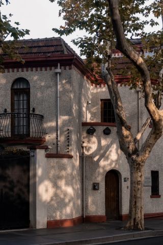 The morning light and shadows on the streets of Shanghai are so healing
