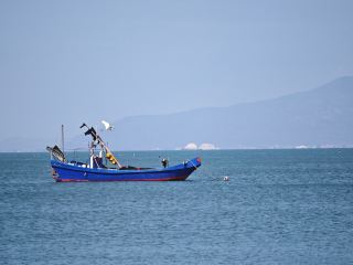 หาดเฉียนอ้าวในลู่เฟิง เมืองซานเหว่ย เป็นหาดที่ซ่อนตัวอยู่และไม่ค่อยมีคนรู้จัก มีทิวทัศน์สวยงามน่าทึ่ง เหมาะอย่างยิ่งสำหรับการถ่ายภาพ!