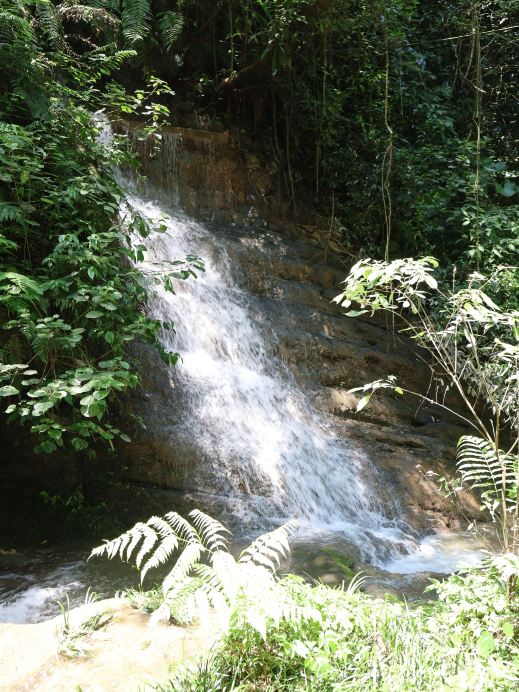 夏日水墨山水古東瀑布避暑玩水拍照巨好看｜Trip.com 靈川
