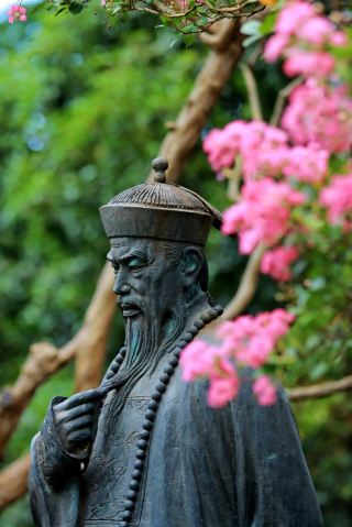 I'm obsessed! The crape myrtles paired with the ancient bronze statues in Dujiangyan have such classic charm.