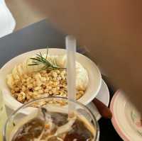 예쁜 창으로 보는 뷰 맛집 진해 어씨빅센터 ACCC 벚꽃시즌 완전 핫플