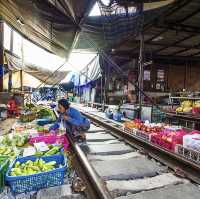 曼谷旅遊景點推薦 ❣️ 美功鐵道市場（Maeklong Railway Market 