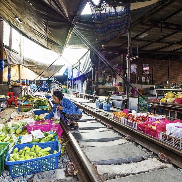 曼谷旅遊景點推薦 ❣️ 美功鐵道市場（Maeklong Railway Market 