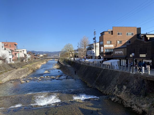 飛騨高山。『宮川朝市』で食べ歩き。『まぼろしの朝市牛乳』