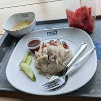 チャトチャックウィークエンドマーケットにコロナ禍の間に完成していた、新施設の〘MiXT CHATUCHAK〙で昼ご飯。