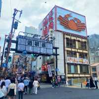 大阪観光スポット！道頓堀のえびす橋から続く道には派手なおもしろ看板が！めっちゃ元気でます