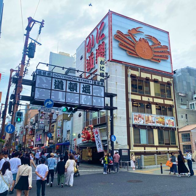 大阪観光スポット！道頓堀のえびす橋から続く道には派手なおもしろ看板が！めっちゃ元気でます