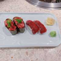 和牛西冷：店員會親自幫手燒，燒至7成熟左右，肉質鮮嫩，油花入口即融，沾上胡椒鹽帶來多重口感。