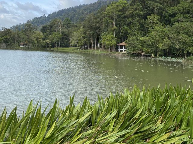 อุทยานแห่งชาติทะเลบัน ที่นี่โอบล้อมด้วยเทือกเขา
