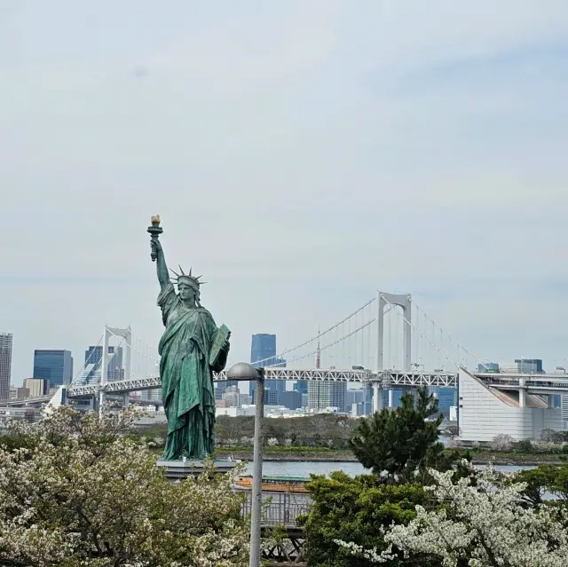 令人驚艷的實物大高達和自由女神像🗽